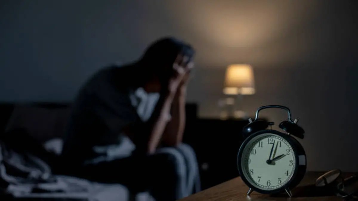 ¿Te cuesta dormir? Podría ser el calor... o las bacterias de tu intestino